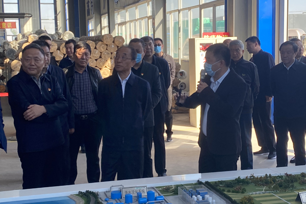 一諾環境總經理騰勝平講解市政供水及水處理綜合利用沙盤 一諾環境總經理騰勝平講解市政供水及水處理綜合利用沙盤